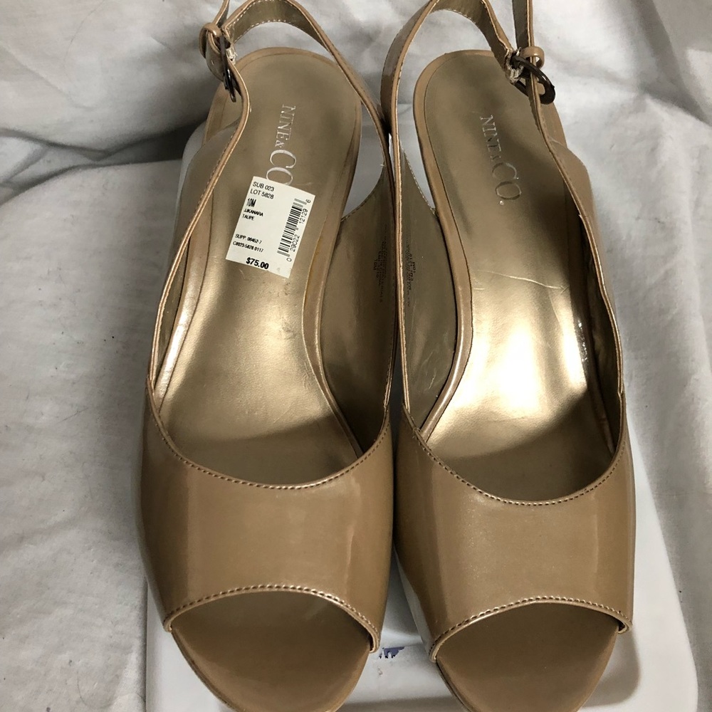 Nine & Co beige 10 patent leather open toe pump